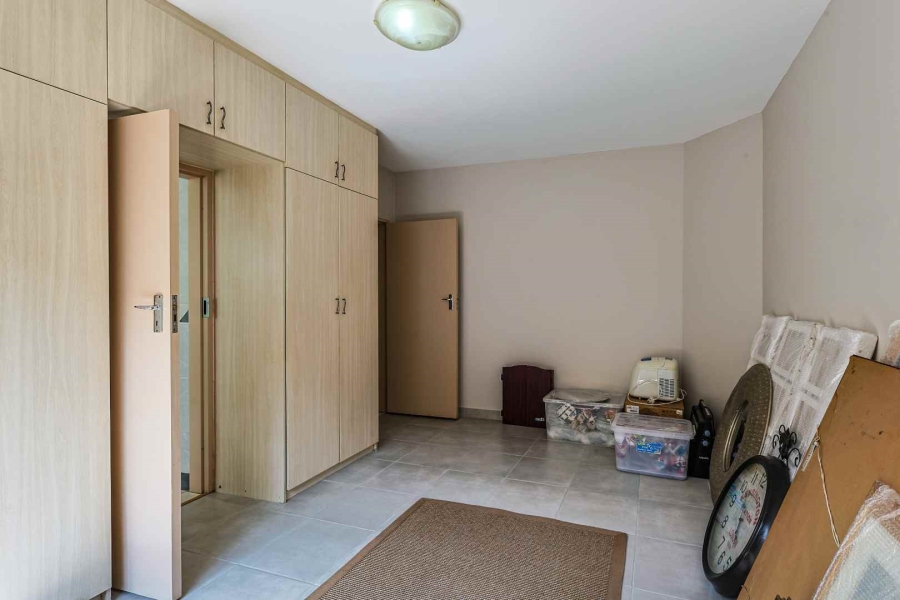 5 Bedroom Property for Sale in Faerie Glen Gauteng