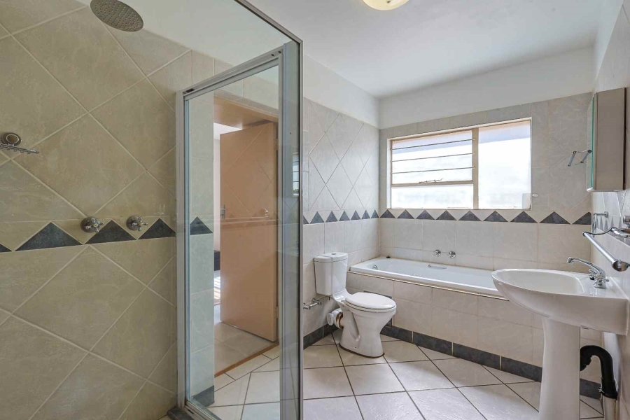 5 Bedroom Property for Sale in Faerie Glen Gauteng