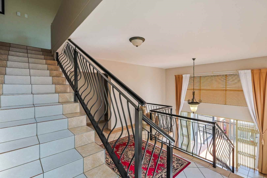 5 Bedroom Property for Sale in Faerie Glen Gauteng