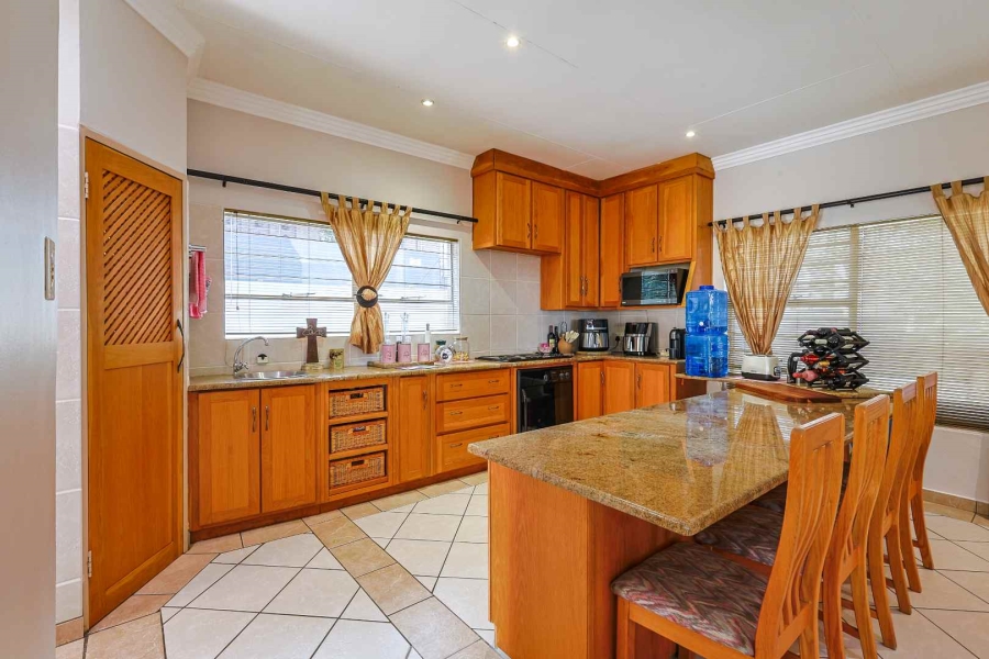 5 Bedroom Property for Sale in Faerie Glen Gauteng