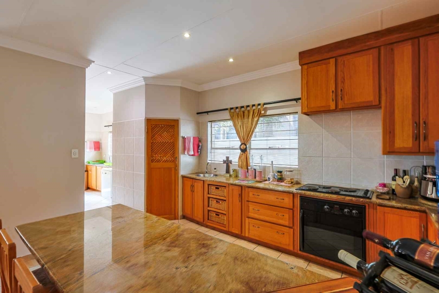 5 Bedroom Property for Sale in Faerie Glen Gauteng