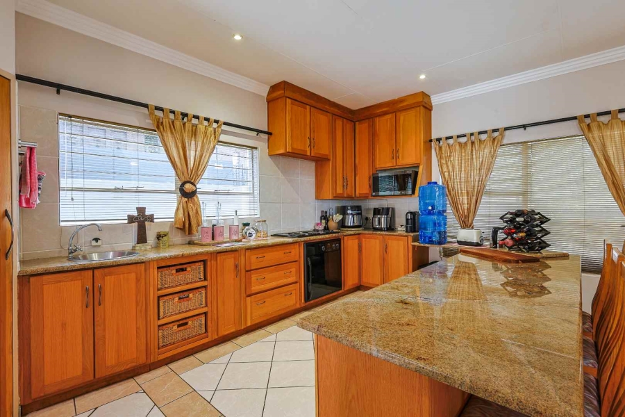 5 Bedroom Property for Sale in Faerie Glen Gauteng
