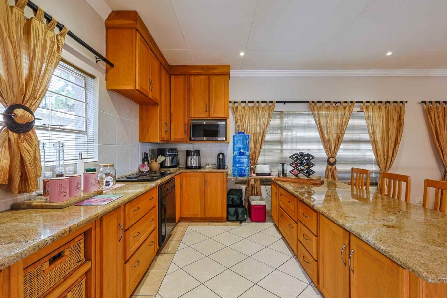 5 Bedroom Property for Sale in Faerie Glen Gauteng