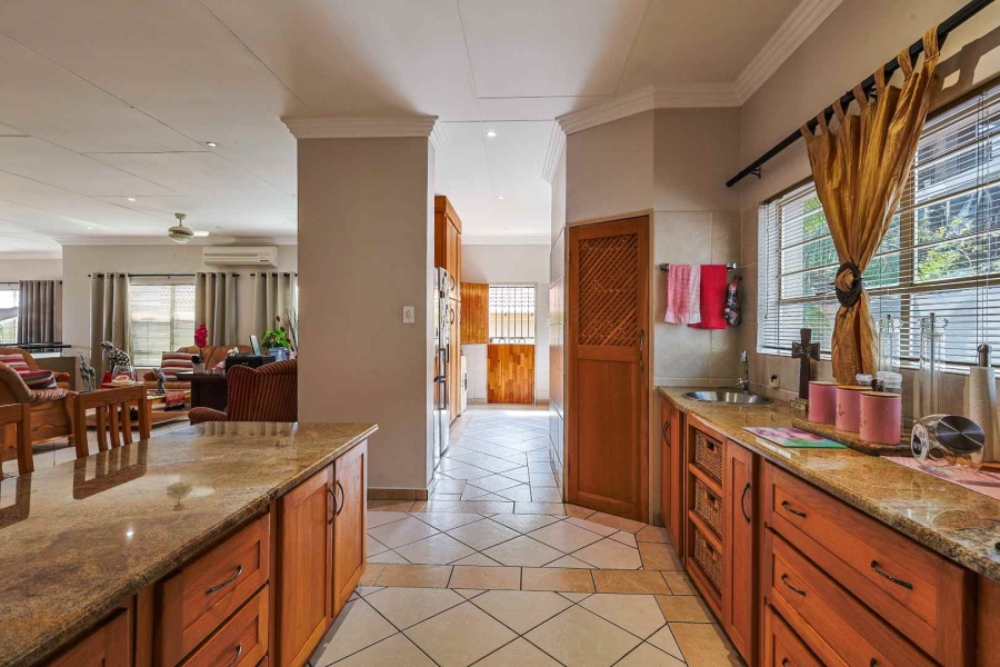 5 Bedroom Property for Sale in Faerie Glen Gauteng