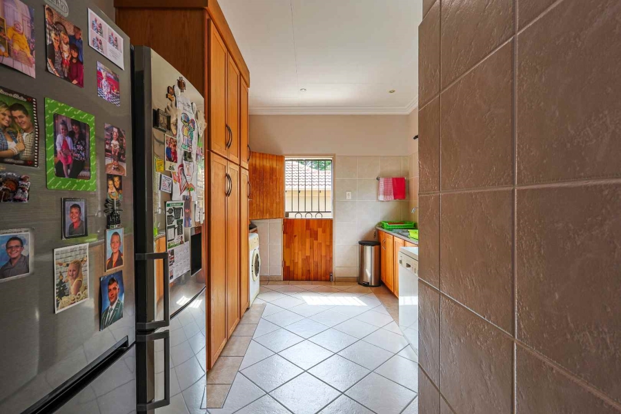 5 Bedroom Property for Sale in Faerie Glen Gauteng