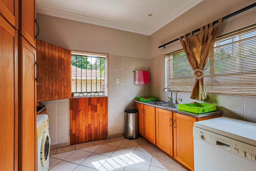 5 Bedroom Property for Sale in Faerie Glen Gauteng