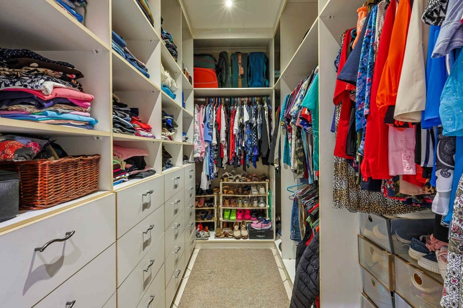 5 Bedroom Property for Sale in Faerie Glen Gauteng