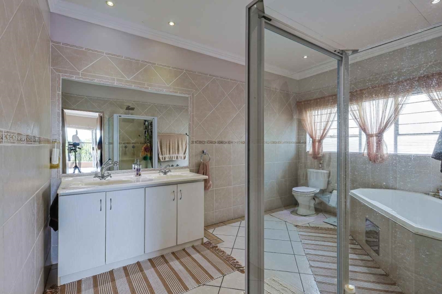 5 Bedroom Property for Sale in Faerie Glen Gauteng