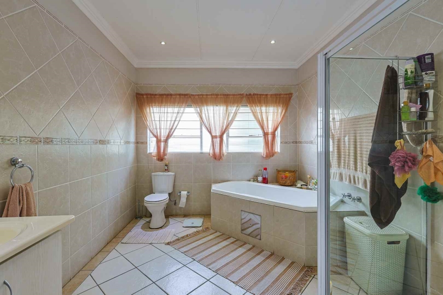5 Bedroom Property for Sale in Faerie Glen Gauteng