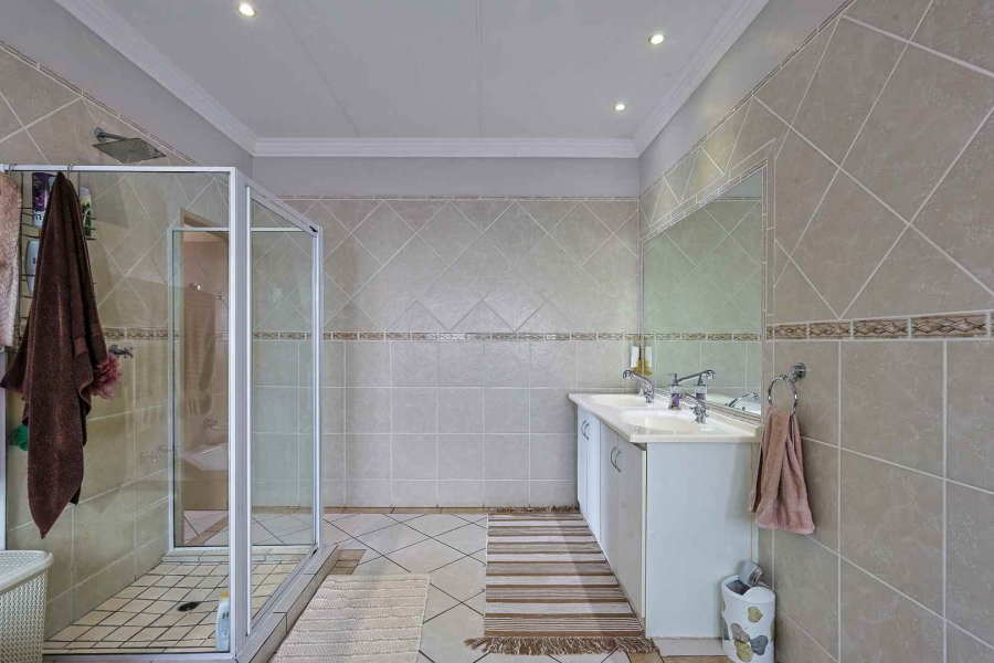 5 Bedroom Property for Sale in Faerie Glen Gauteng