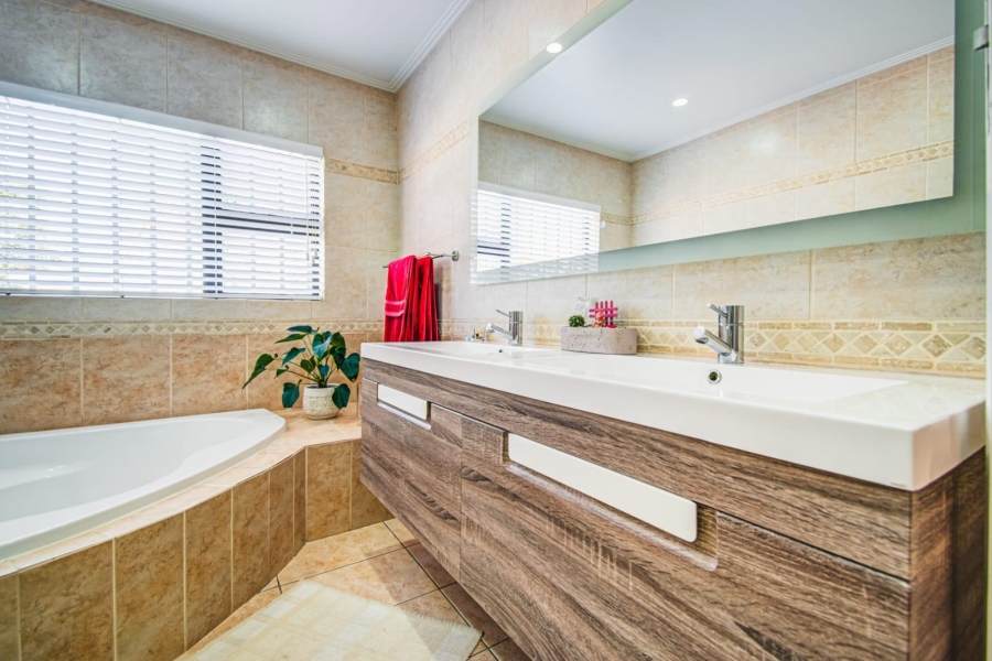 6 Bedroom Property for Sale in Terenure Gauteng