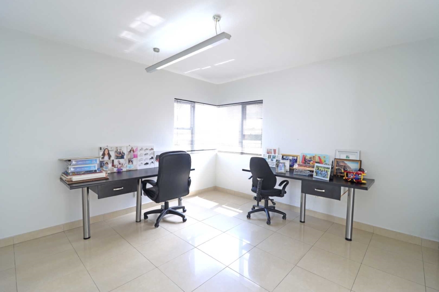 5 Bedroom Property for Sale in Woodhill Estate Gauteng