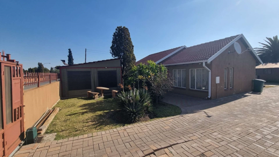 3 Bedroom Property for Sale in Brackendowns Gauteng