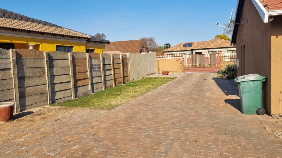 3 Bedroom Property for Sale in Brackendowns Gauteng