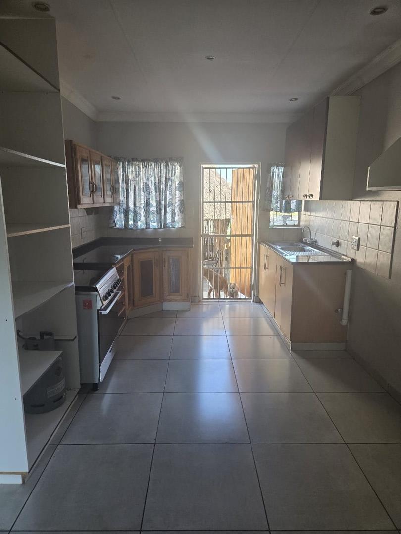 3 Bedroom Property for Sale in Mountain View Gauteng