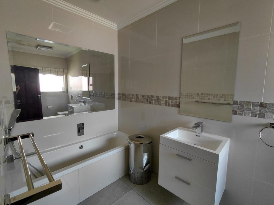 To Let 4 Bedroom Property for Rent in Roodekrans Gauteng