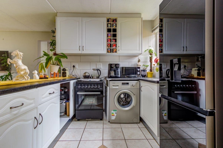 2 Bedroom Property for Sale in Glen Marais Gauteng