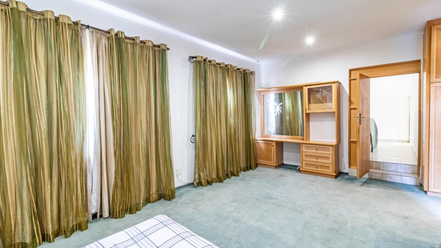 6 Bedroom Property for Sale in Winchester Hills Gauteng