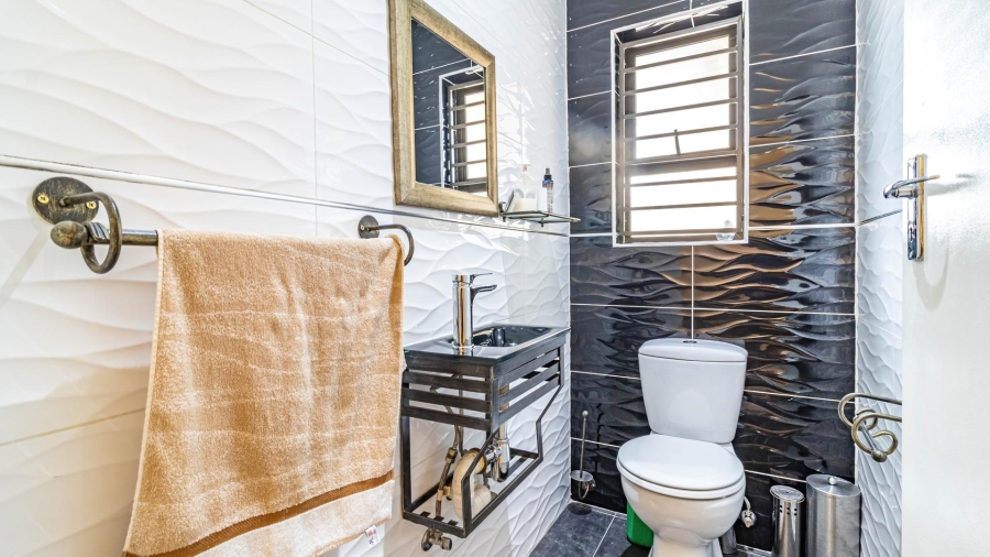 6 Bedroom Property for Sale in Winchester Hills Gauteng