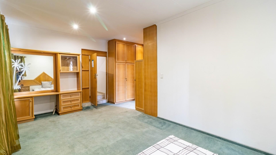 6 Bedroom Property for Sale in Winchester Hills Gauteng