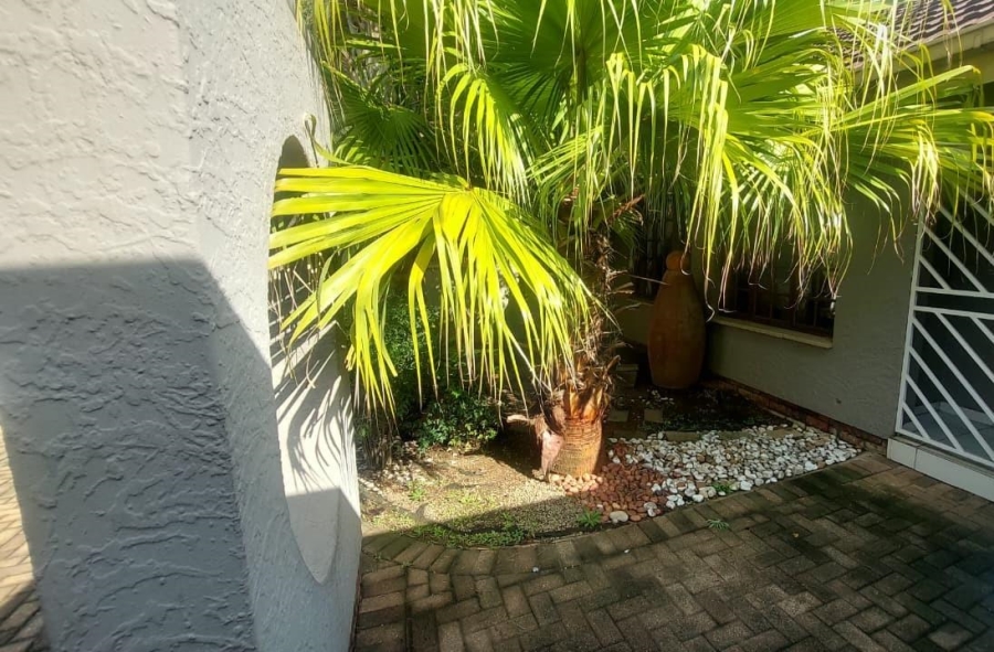 6 Bedroom Property for Sale in Brackenhurst Gauteng