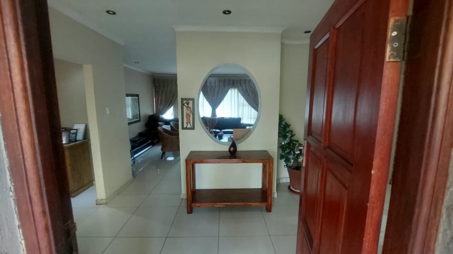 6 Bedroom Property for Sale in Brackenhurst Gauteng