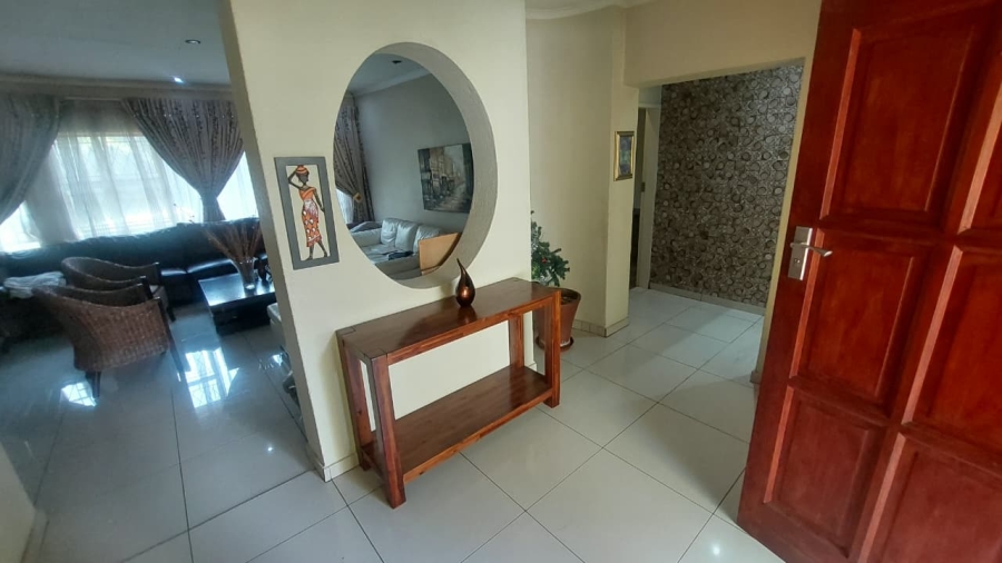 6 Bedroom Property for Sale in Brackenhurst Gauteng