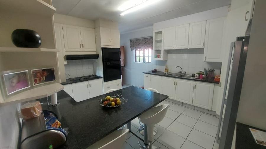 6 Bedroom Property for Sale in Brackenhurst Gauteng