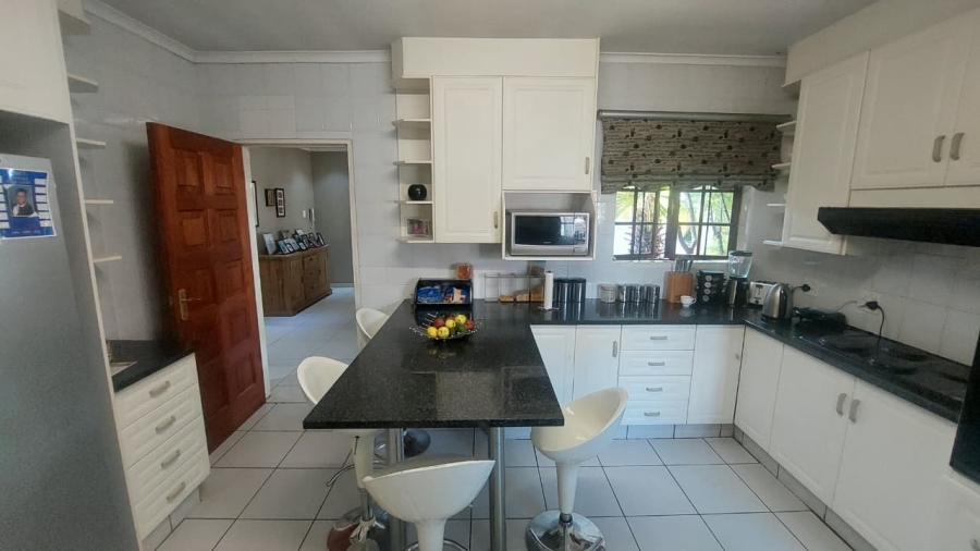 6 Bedroom Property for Sale in Brackenhurst Gauteng