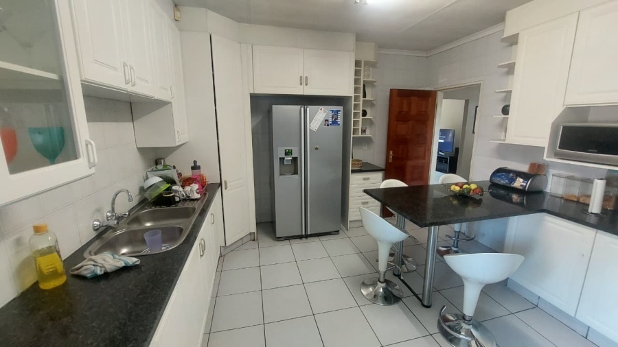 6 Bedroom Property for Sale in Brackenhurst Gauteng