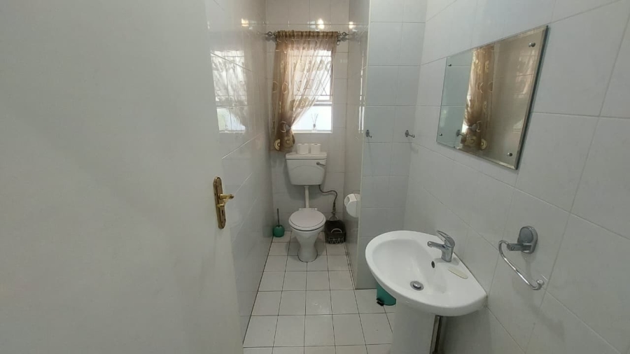 6 Bedroom Property for Sale in Brackenhurst Gauteng