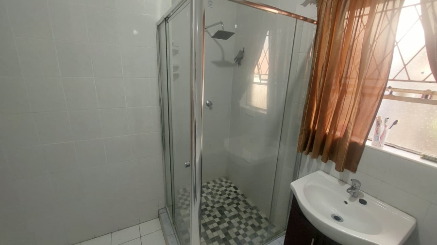 6 Bedroom Property for Sale in Brackenhurst Gauteng