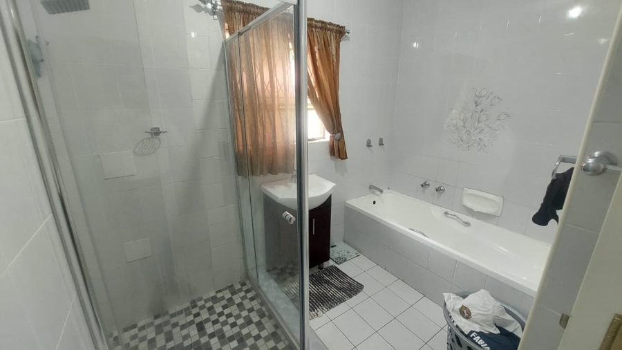 6 Bedroom Property for Sale in Brackenhurst Gauteng