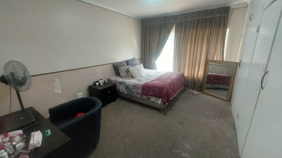 6 Bedroom Property for Sale in Brackenhurst Gauteng