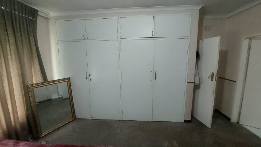 6 Bedroom Property for Sale in Brackenhurst Gauteng