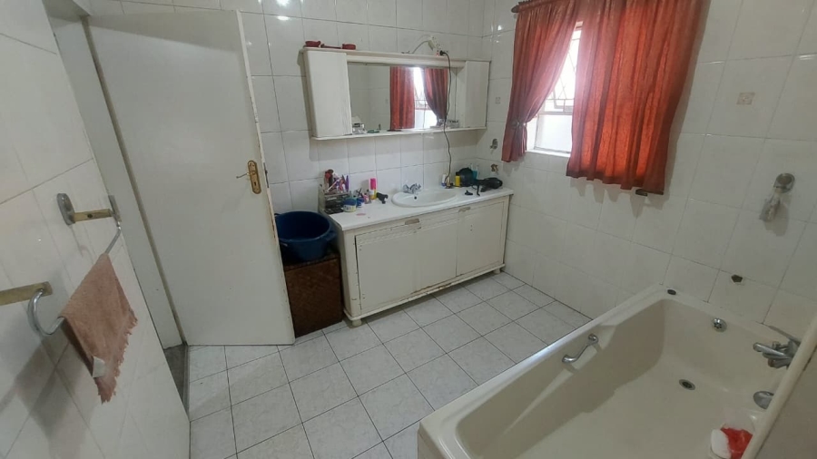 6 Bedroom Property for Sale in Brackenhurst Gauteng