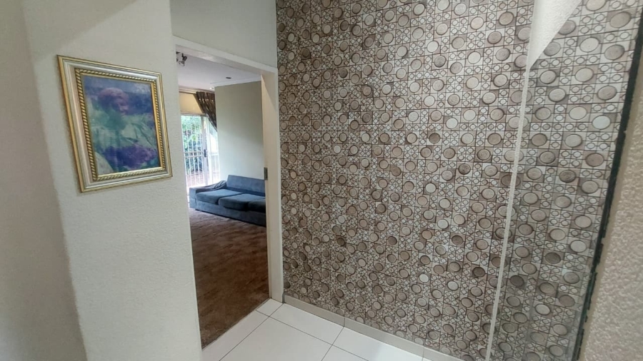 6 Bedroom Property for Sale in Brackenhurst Gauteng