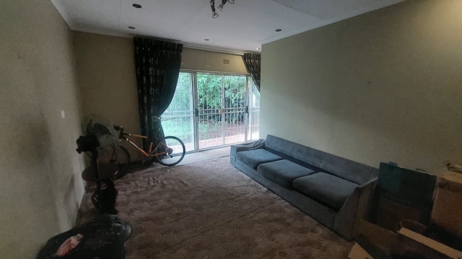 6 Bedroom Property for Sale in Brackenhurst Gauteng