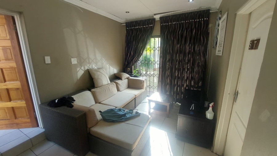 6 Bedroom Property for Sale in Brackenhurst Gauteng