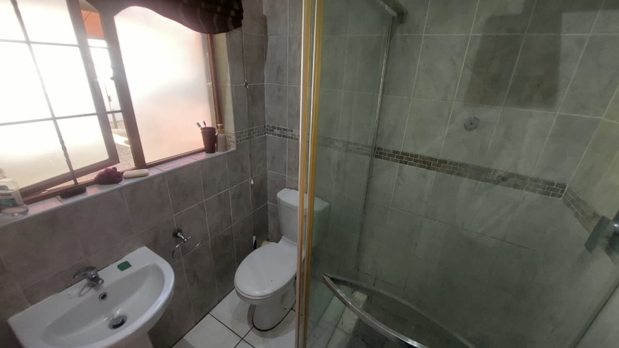 6 Bedroom Property for Sale in Brackenhurst Gauteng