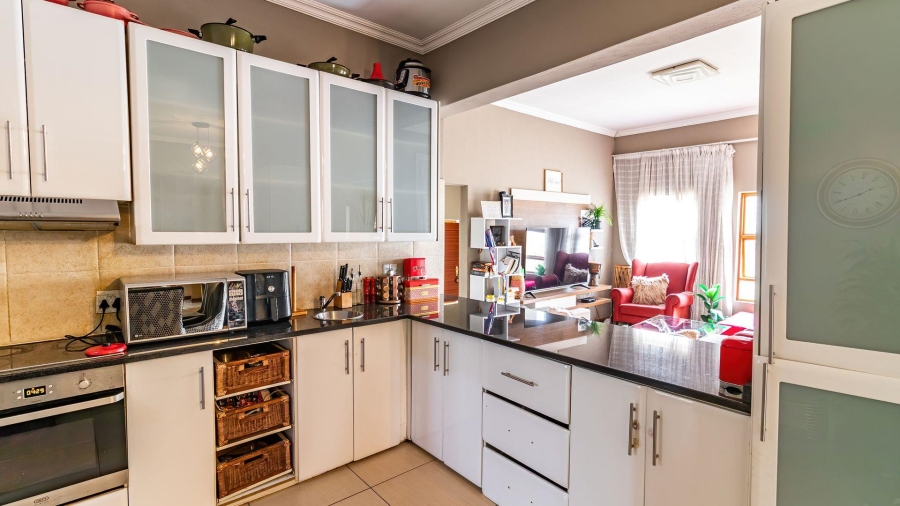 4 Bedroom Property for Sale in Kosmosdal Gauteng