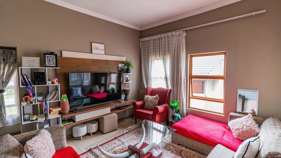 4 Bedroom Property for Sale in Kosmosdal Gauteng