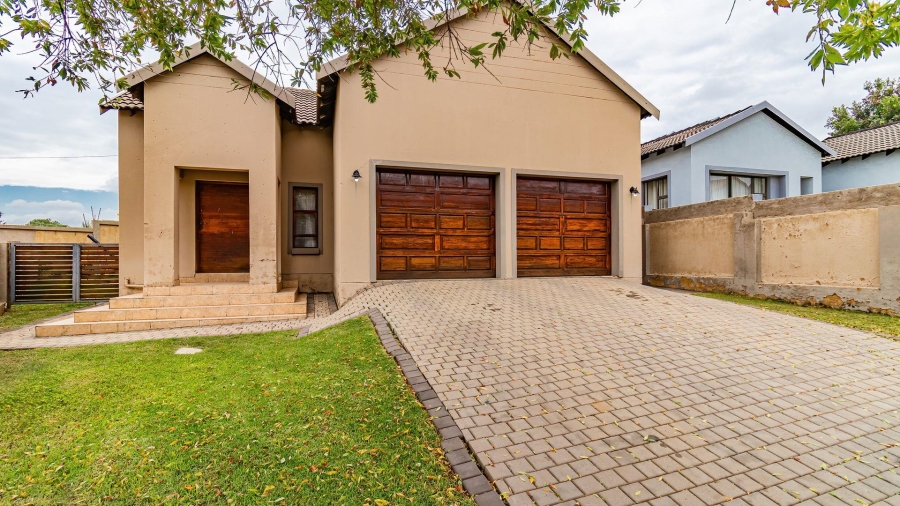 4 Bedroom Property for Sale in Kosmosdal Gauteng