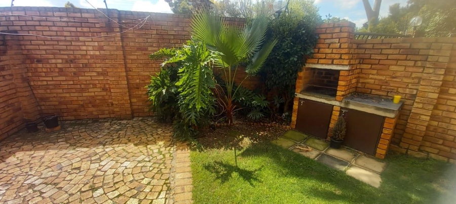 To Let 2 Bedroom Property for Rent in Brackenhurst Gauteng