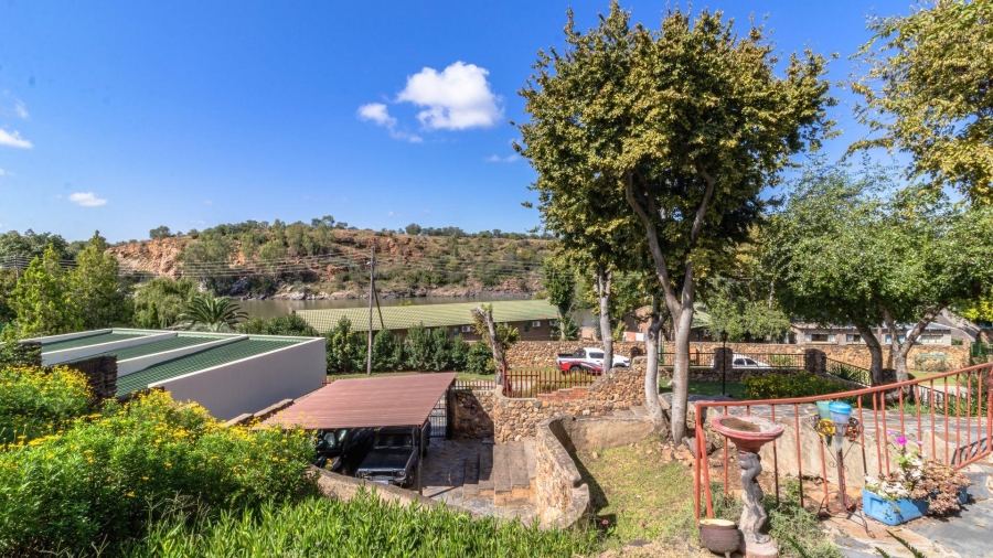 3 Bedroom Property for Sale in Vaaloewer Gauteng