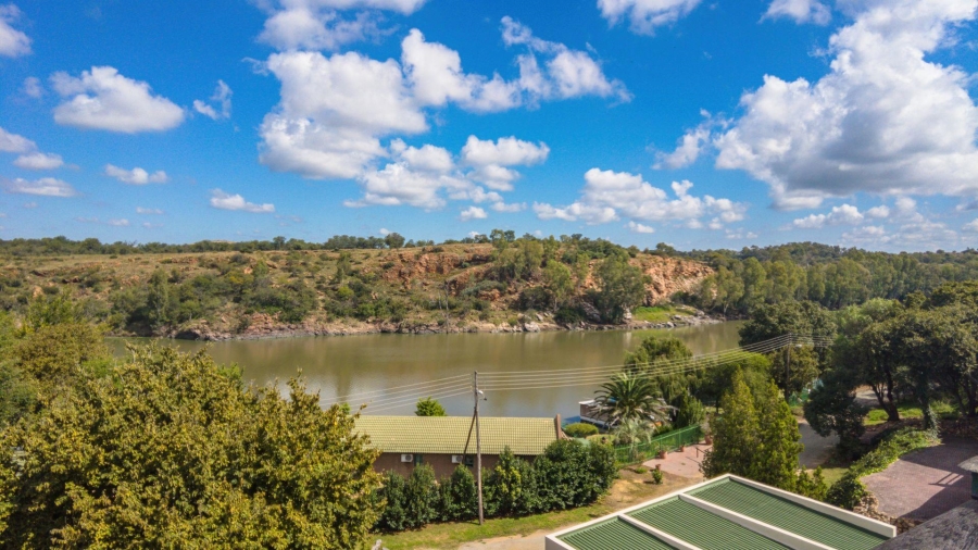 3 Bedroom Property for Sale in Vaaloewer Gauteng