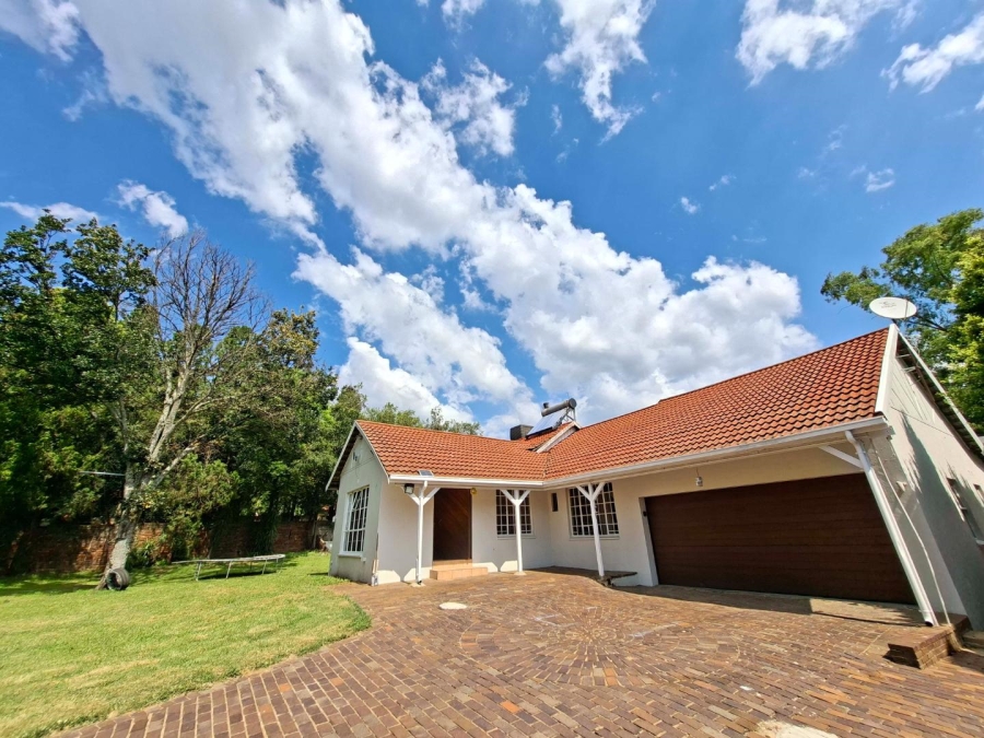 To Let 4 Bedroom Property for Rent in Woodmead Gauteng