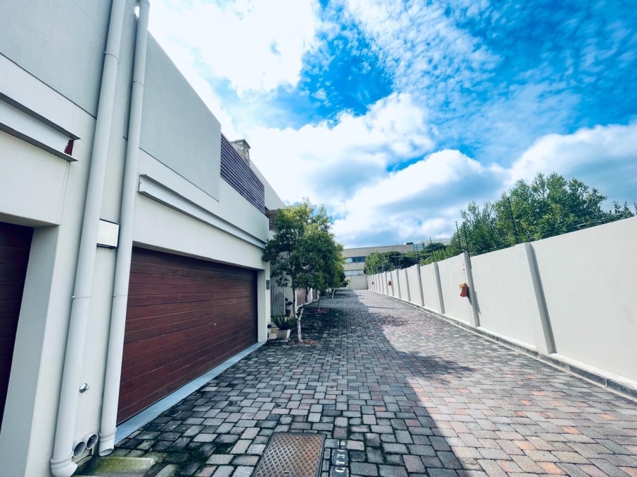 To Let 3 Bedroom Property for Rent in Illovo Gauteng