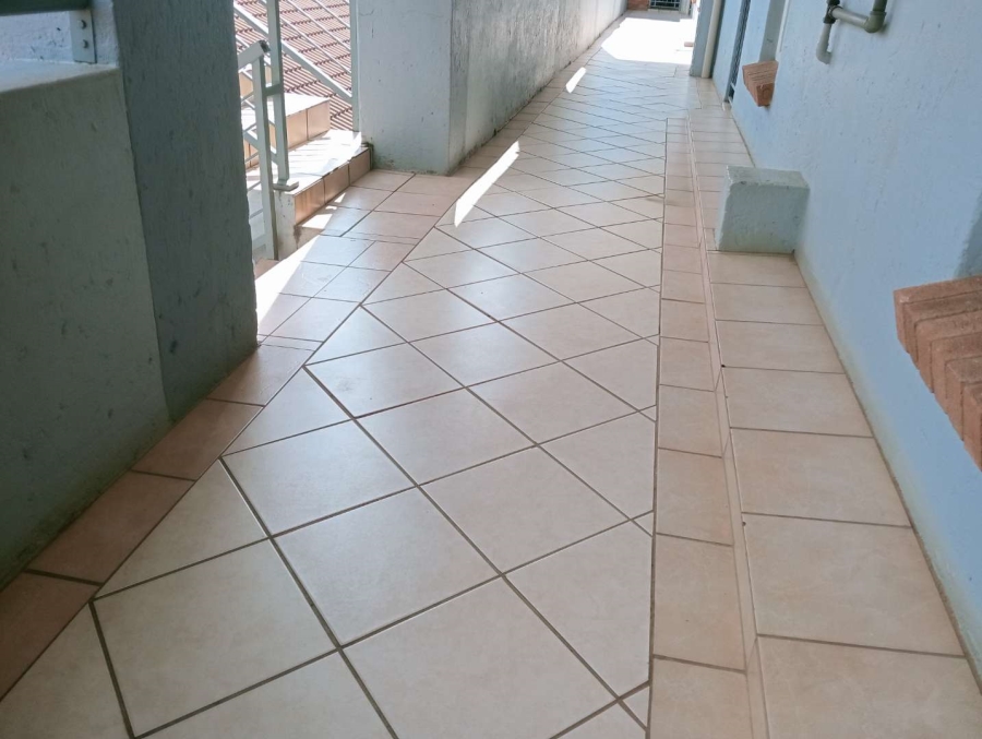 To Let 2 Bedroom Property for Rent in Die Hoewes Gauteng