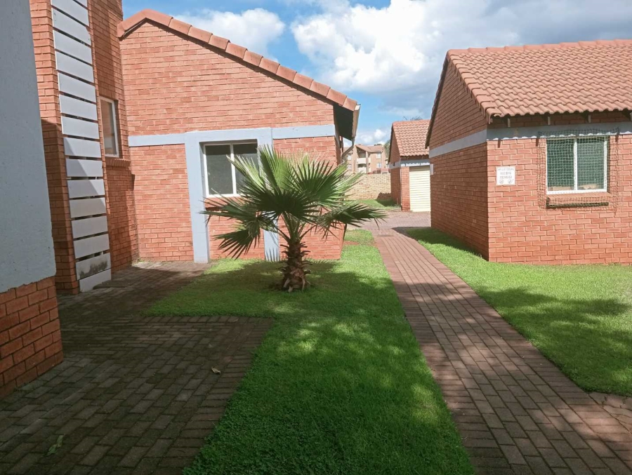 To Let 2 Bedroom Property for Rent in Die Hoewes Gauteng